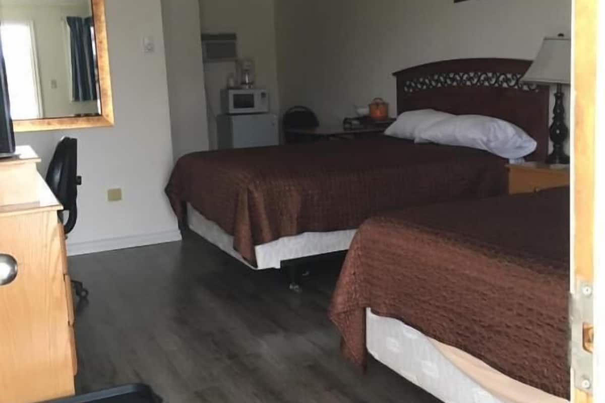 Habitación básica doble | Escritorio, espacio para trabajar con laptop y cortinas blackout
