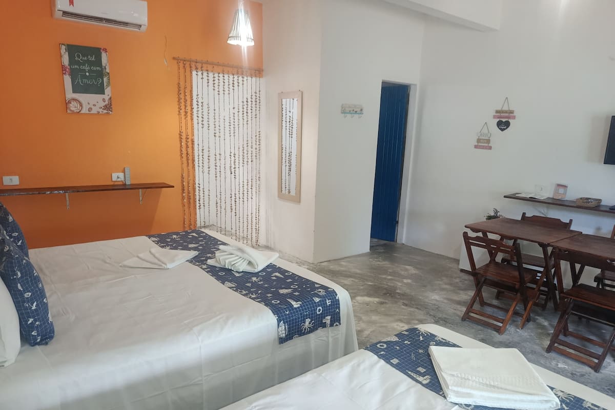 Quarto quádruplo standard | Frigobar, individualmente decorados, escrivaninha
