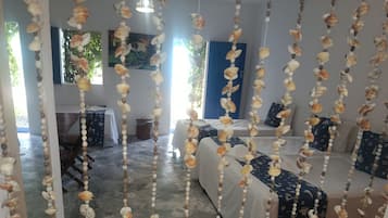 Minibar, decoración personalizada y escritorio