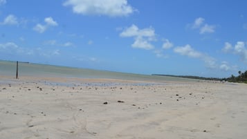 In Strandnähe, weißer Sandstrand, 4 Strandbars