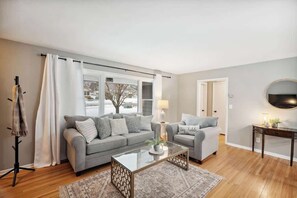 Fernseher, Kamin, Bücher, Arbeitsbereiche