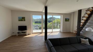 Smart-TV, Kamin, Tischtennisplatte