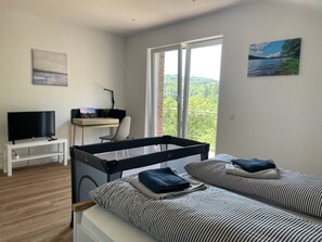 8 Schlafzimmer, Schreibtisch, Reisekinderbett, WLAN