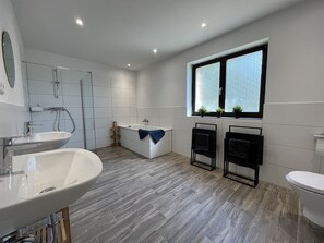 Shower, hair dryer, towels - Traumaussicht, Traumwanderungen, Viel zu Entdecken und Richtig Viel Platz!! (Daun)