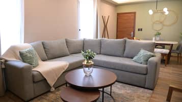 Appartement Confort | Coin séjour | Télévision LED de 55 pouces avec chaßnes par cùble, télévision