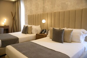Desk, laptop workspace, iron/ironing board, free WiFi - Hotel Victoria (Lagos de Moreno)
