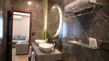 Comfort appartement | Badkamer | Een douche, een haardroger, handdoeken, zeep