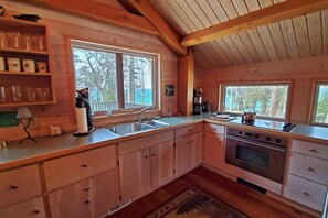 Mikrowelle, Ofen, Herdplatte, Wasserkocher mit Kaffee-/Teezubehör