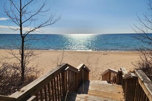 Chaises longues, serviettes de plage