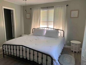 2 bedrooms, WiFi, bed sheets - Creekside Firefly Cottage (Bryson City)