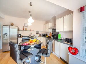 Dishwasher, highchair - 4 bedroom accommodation in Rhos-on-Sea (Rhos-on-Sea)