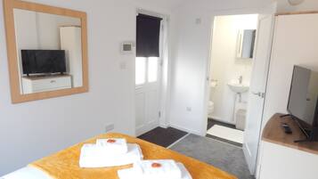 Artículos de tocador gratuitos, secador de pelo, toallas, jabón