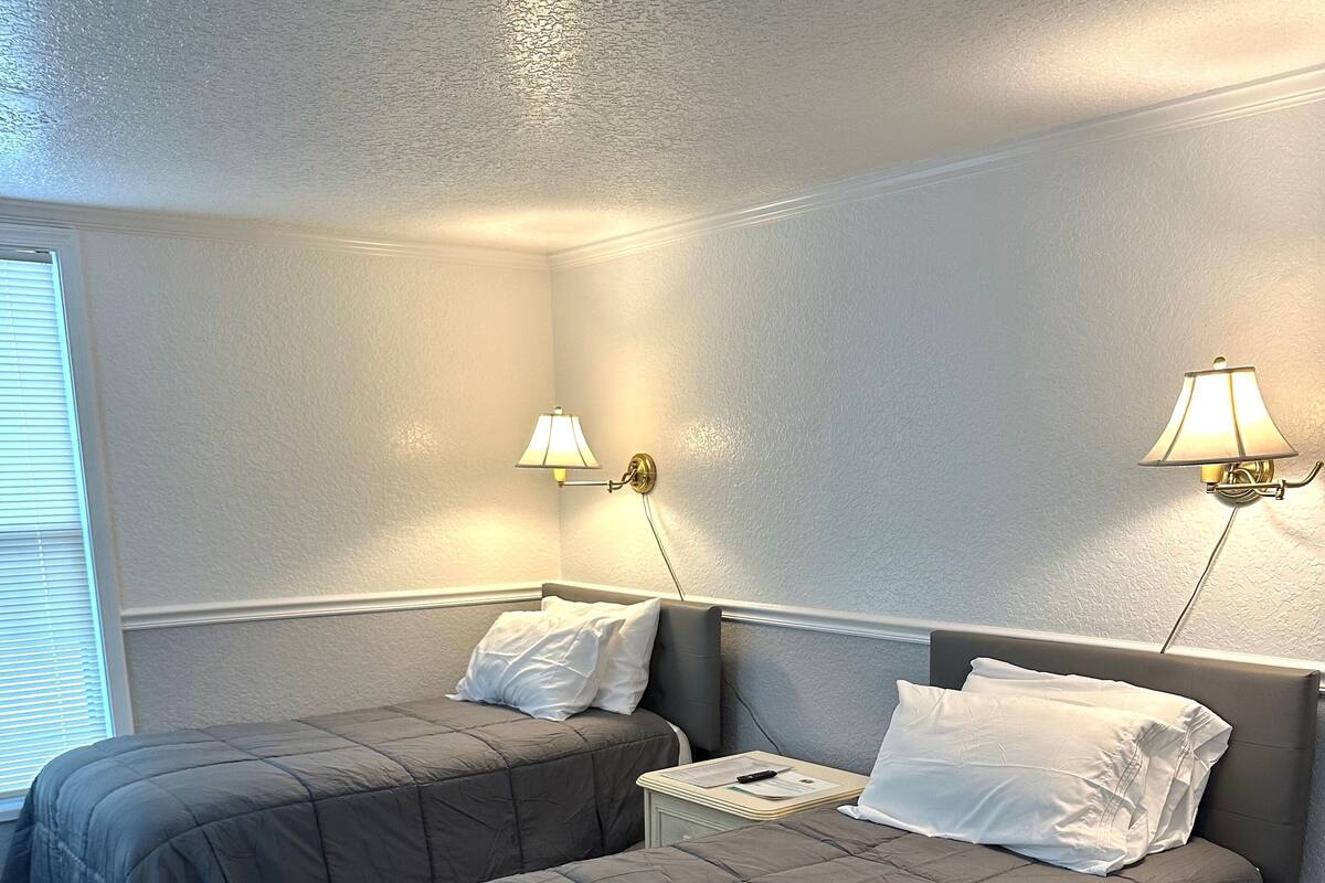 1 habitación, tabla de planchar con plancha, wifi gratis y ropa de cama