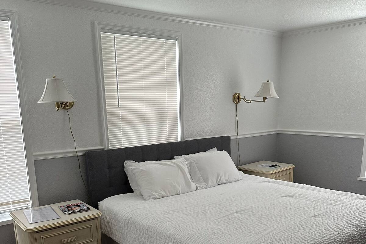 1 habitación, tabla de planchar con plancha, wifi gratis y ropa de cama