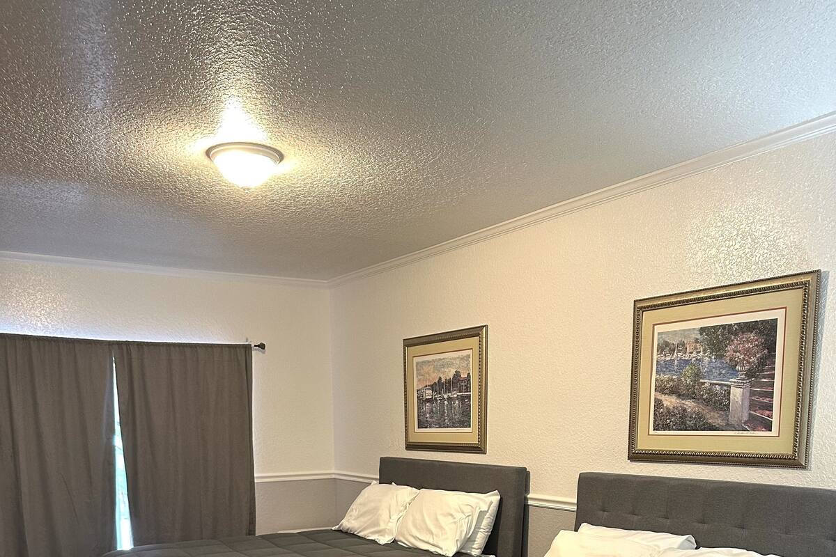 1 habitación, tabla de planchar con plancha, wifi gratis y ropa de cama
