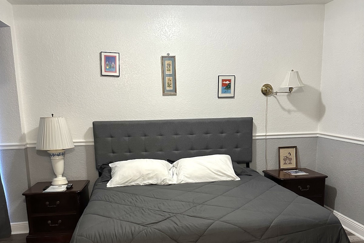 1 habitación, tabla de planchar con plancha, wifi gratis y ropa de cama