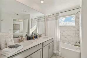 ヘアドライヤー、タオル、石鹸、トイレットペーパー