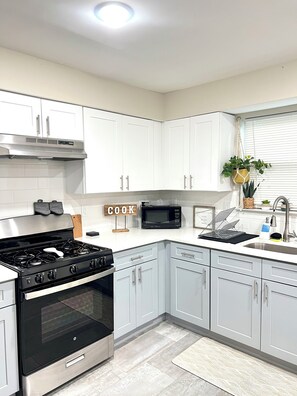 Full kitchen - 2 bedroom house with 1 master bedroom en-suite, park on lot..RWJ/ Downtown (Newark)