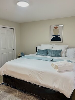 Master bedroom - 2 bedroom house with 1 master bedroom en-suite, park on lot..RWJ/ Downtown (Newark)