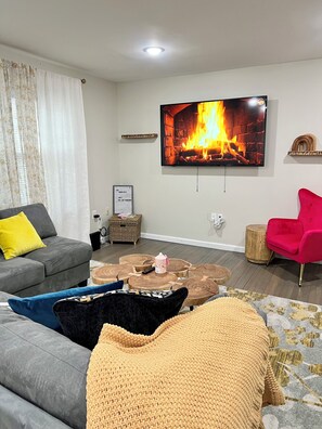 Sitting room - 2 bedroom house with 1 master bedroom en-suite, park on lot..RWJ/ Downtown (Newark)
