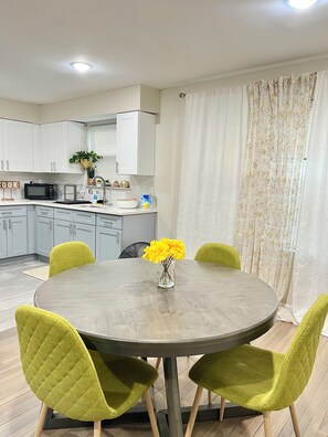 Breakfast area - 2 bedroom house with 1 master bedroom en-suite, park on lot..RWJ/ Downtown (Newark)