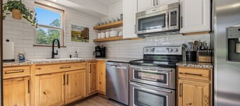 Serene private cabin on 6+ acres- fishing, fire pit, pool table, foosball table
