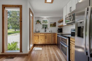 冷蔵庫、電子レンジ、オーブン、コンロ