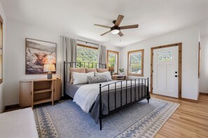 4 室のベッドルーム、デスク、アイロン / アイロン台、旅行用ベビーベッド