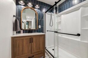 Dusche, Haartrockner, Handtücher, Seife