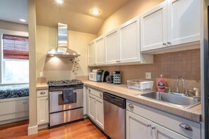 Fridge, microwave, oven, stovetop - Granny Flat in leafy SW Portland (Portland)
