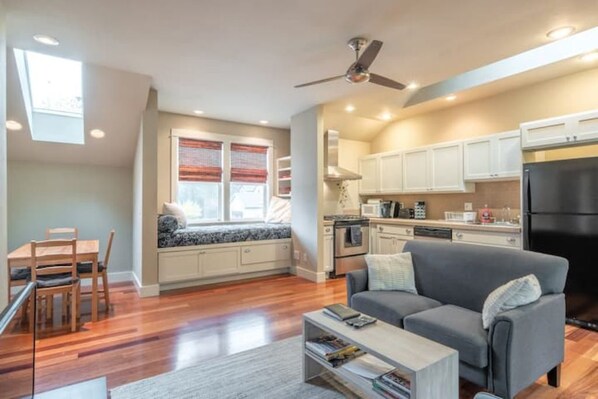 Smart TV, books - Granny Flat in leafy SW Portland (Portland)