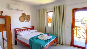 Minibar, muebles diferentes y escritorio