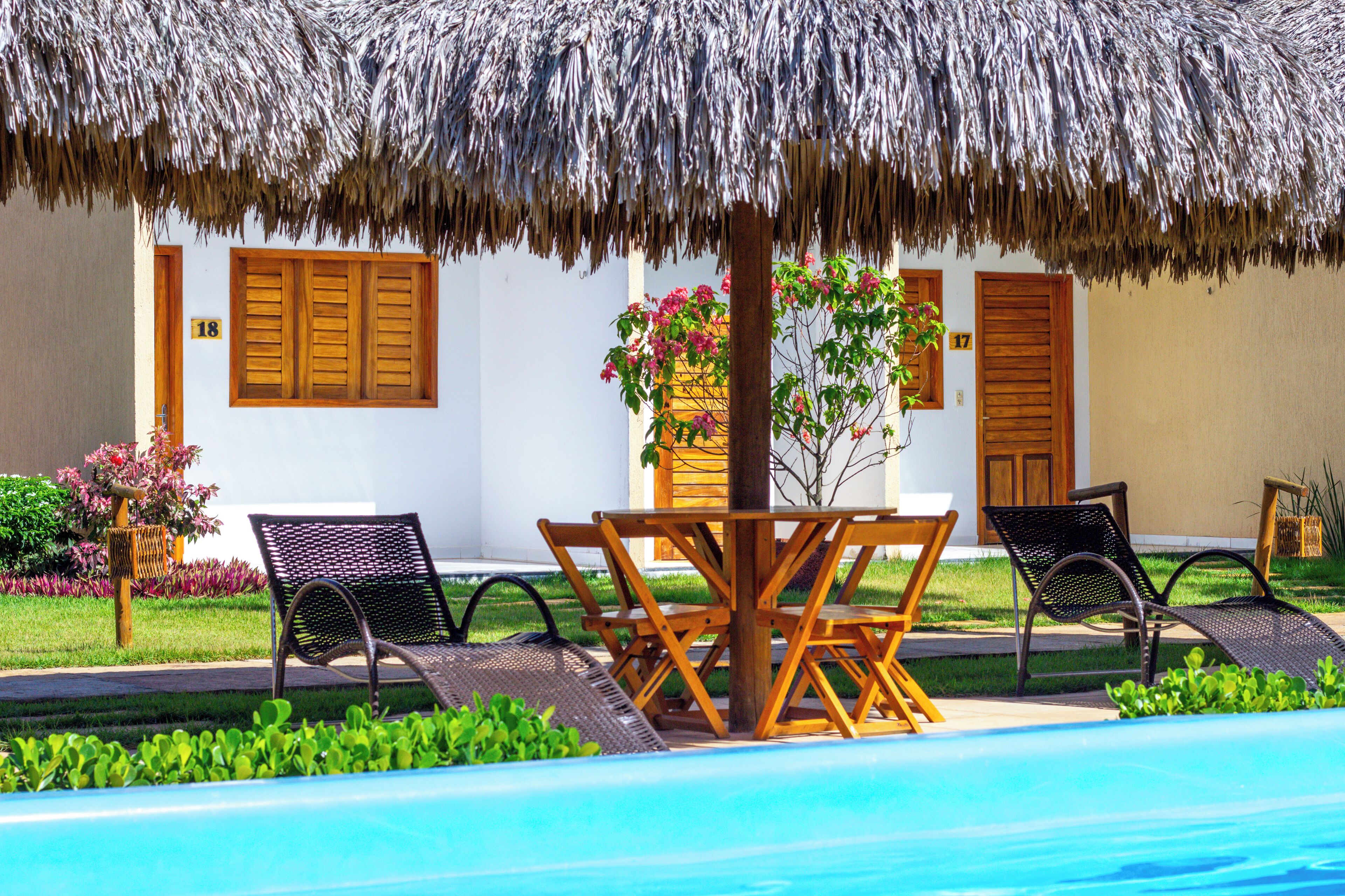 Quarto família, acessível, vista para a piscina | Área de estar | Smart TV 32 polegadas com canais a cabo, TV