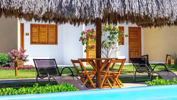 Quarto família, acessível, vista para a piscina | Área de estar | Smart TV 32 polegadas com canais a cabo, TV