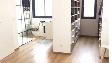 4 bedrooms, iron/ironing board, WiFi, bed sheets