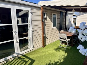 Outdoor dining - Mobile home Zen 40 m2 in Frejus in the Var for up to 8 people (Fréjus)