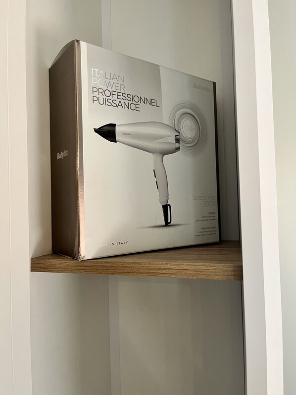 A boxed hair dryer on a wooden shelf. - Zen 40 m² mobile home in Fréjus, Var, for up to 8 people (Fréjus)