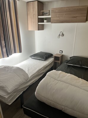 3 slaapkamers, een strijkplank/strijkijzer, reisbedje, wifi