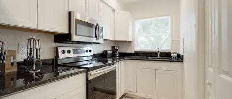 トースター、ダイニングテーブル