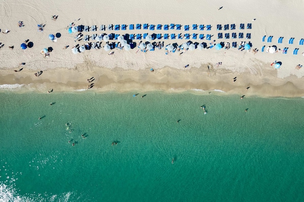Una spiaggia nelle vicinanze