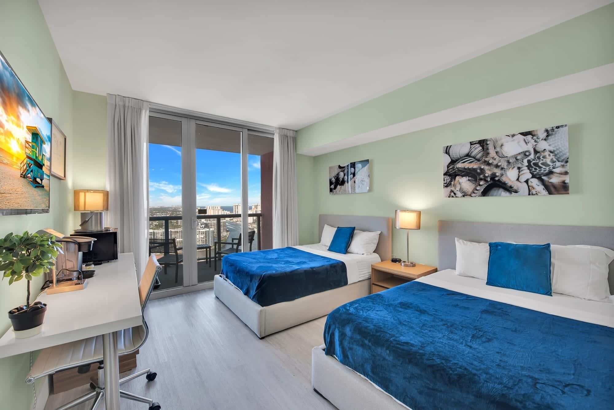 1 soverom, skrivebord, strykejern/-brett og reiseseng for barn