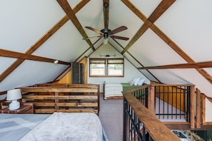 1 bedroom, WiFi, bed sheets - Overlook Loft - Scenic Shenandoah Views (Elkton)