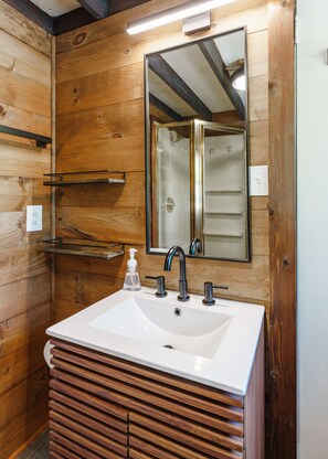 Shower, hair dryer, towels, toilet paper - Overlook Loft - Scenic Shenandoah Views (Elkton)