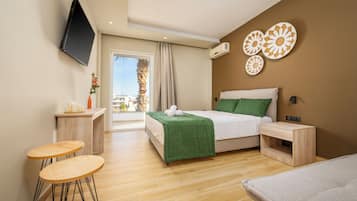 Deluxe Double Room with Side Sea View | 1 quarto, roupas de cama antialérgicas, cofres nos quartos, escrivaninha