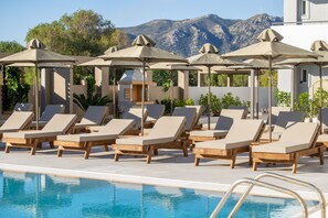 季节性开放的室外游泳池，10:00 至 20:00 开放，池畔遮阳伞，日光浴躺椅