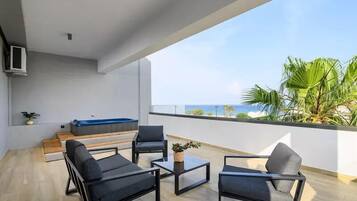 Suite Angela (Private Outdoor Jacuzzi) with Sea View | Terraza o patio