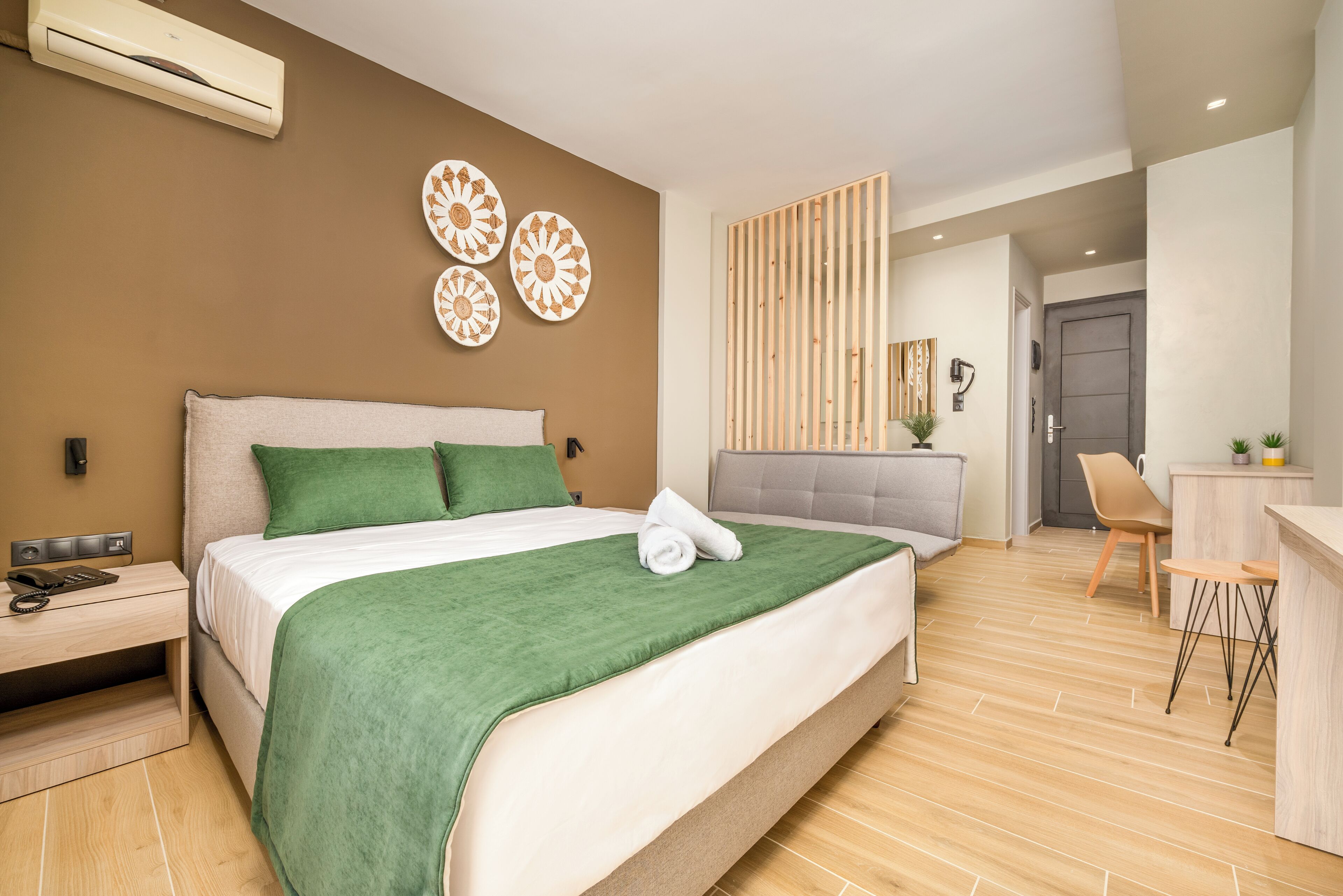 Deluxe Double Room with Side Sea View | Hypoallergeen beddengoed, een kluis op de kamer, een bureau