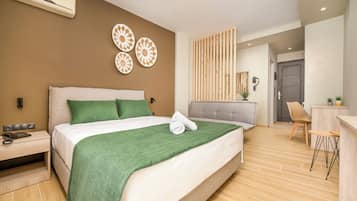 Deluxe Double Room with Side Sea View | Hypoallergeen beddengoed, een kluis op de kamer, een bureau