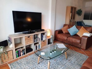 Smart-tv, dvd-afspiller, bøger, stereoanlæg