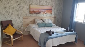 3 slaapkamers, een strijkplank/strijkijzer, gratis wifi, beddengoed